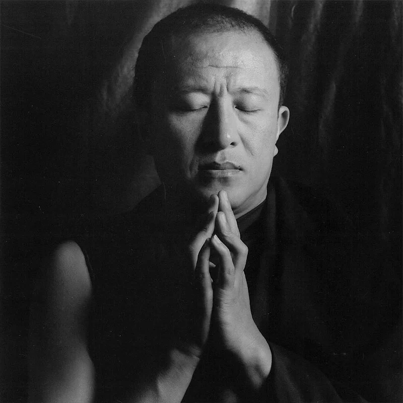 Photographie en noir et blanc de Dzongsar Khyentse Rimpotche